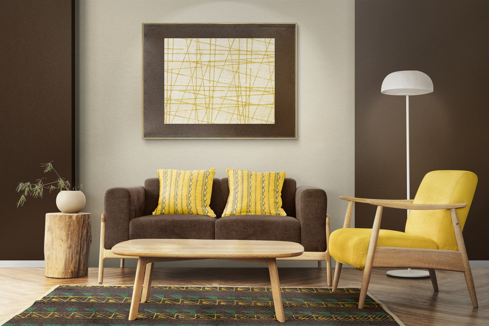 Salón moderno con decoración equilibrada, donde los muebles de diseño sencillo y colores neutros se combinan con detalles en amarillo y patrones geométricos para crear un ambiente acogedor y armonioso.